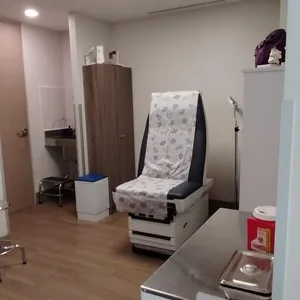 Sala de exploración del consultorio de neurocirugía del Dr. Ojendis