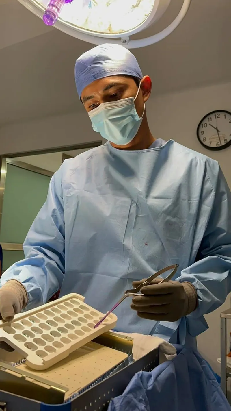 El Dr. Ojendis preparando instrumental quirúrgico